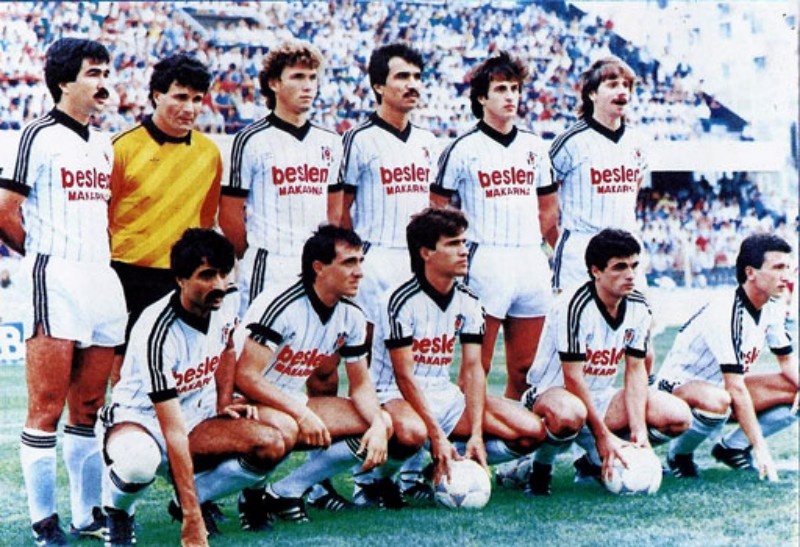 Primera equipación de Besiktas 86-87