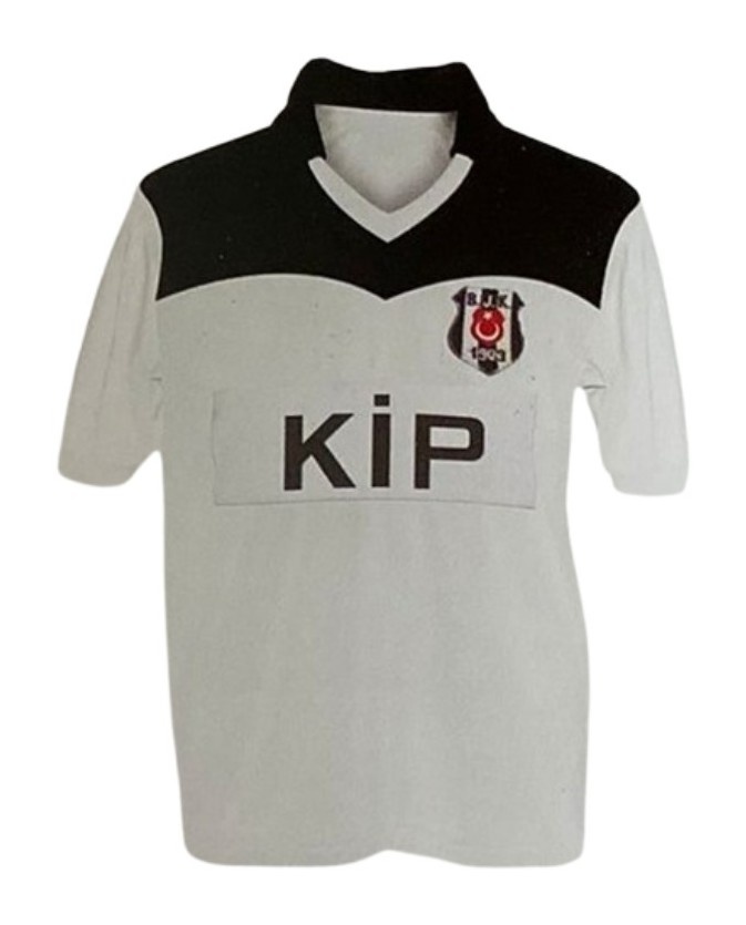 Primera equipación de Besiktas 80-81