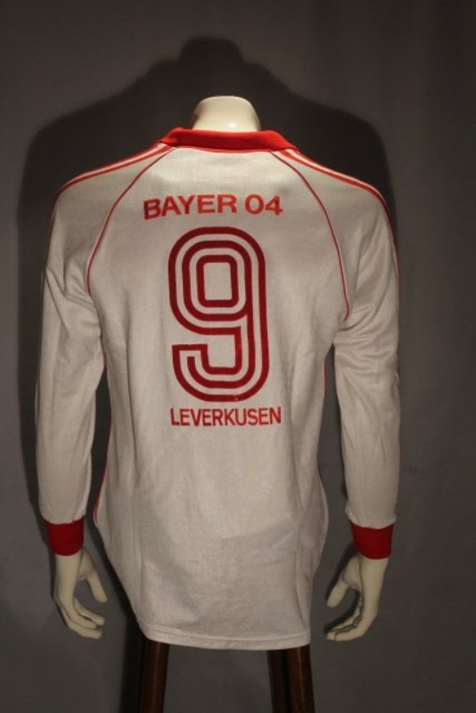 Bayer 04 Leverkusen 82-83 Visitante 2