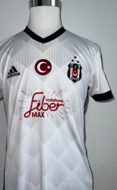 Primera equipación de Besiktas 17-18