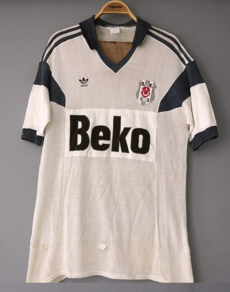 Primera equipación de Besiktas 88-89