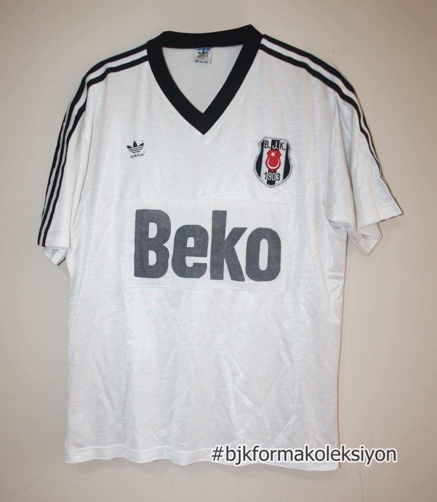 Primera equipación de Besiktas 89-90