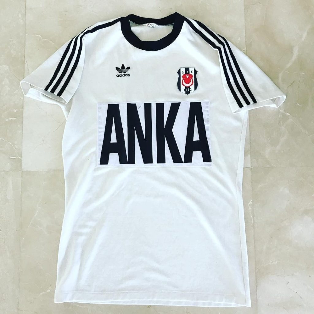 Primera equipación de Besiktas 81-82