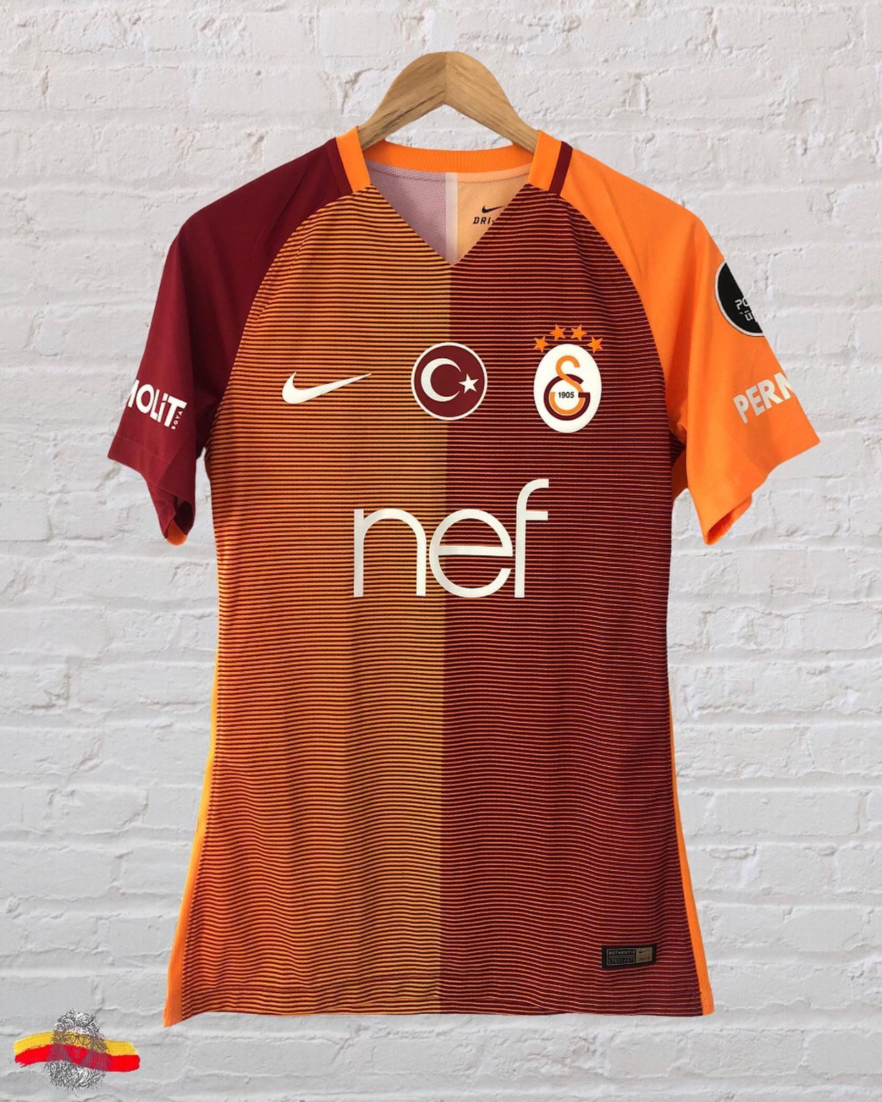 Primera equipación de Galatasaray 16-17
