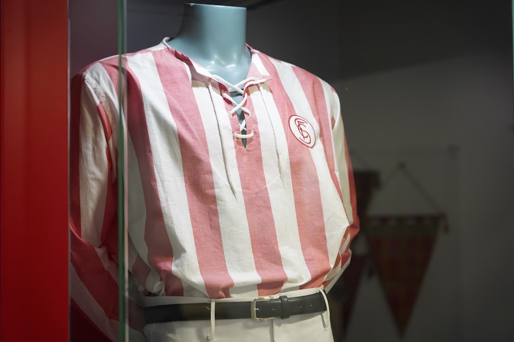 Segunda equipación de Sevilla FC 1908-16