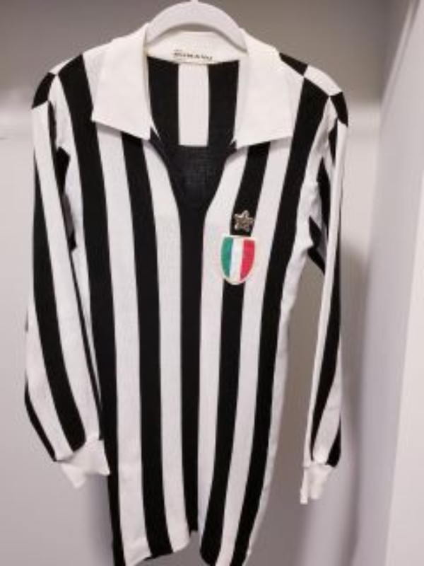 Primera equipación de Juventus 77-78