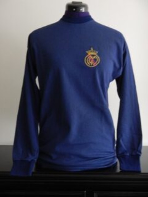 Segunda equipación de Real Madrid 75-76