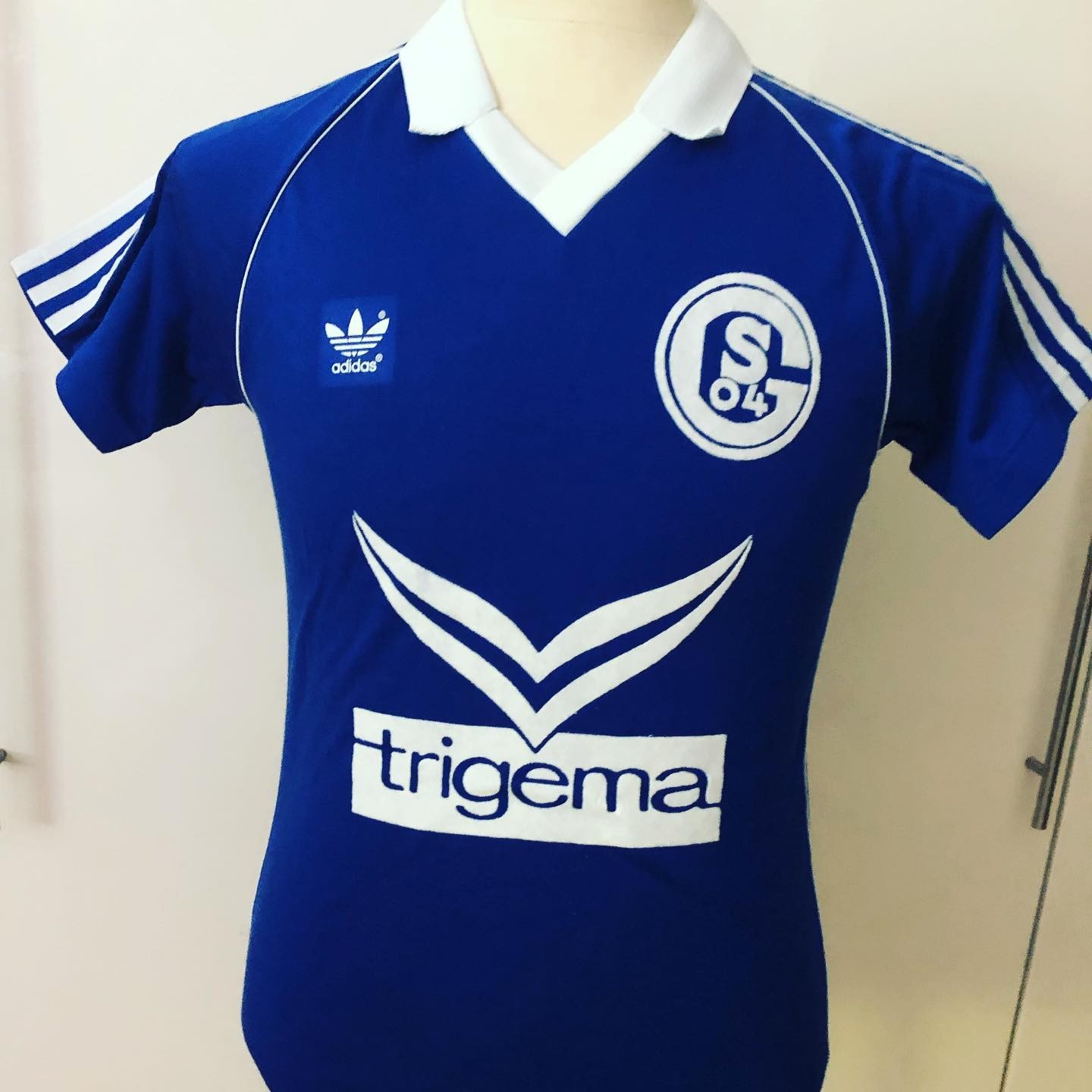 Primera equipación de Schalke 04 86-87