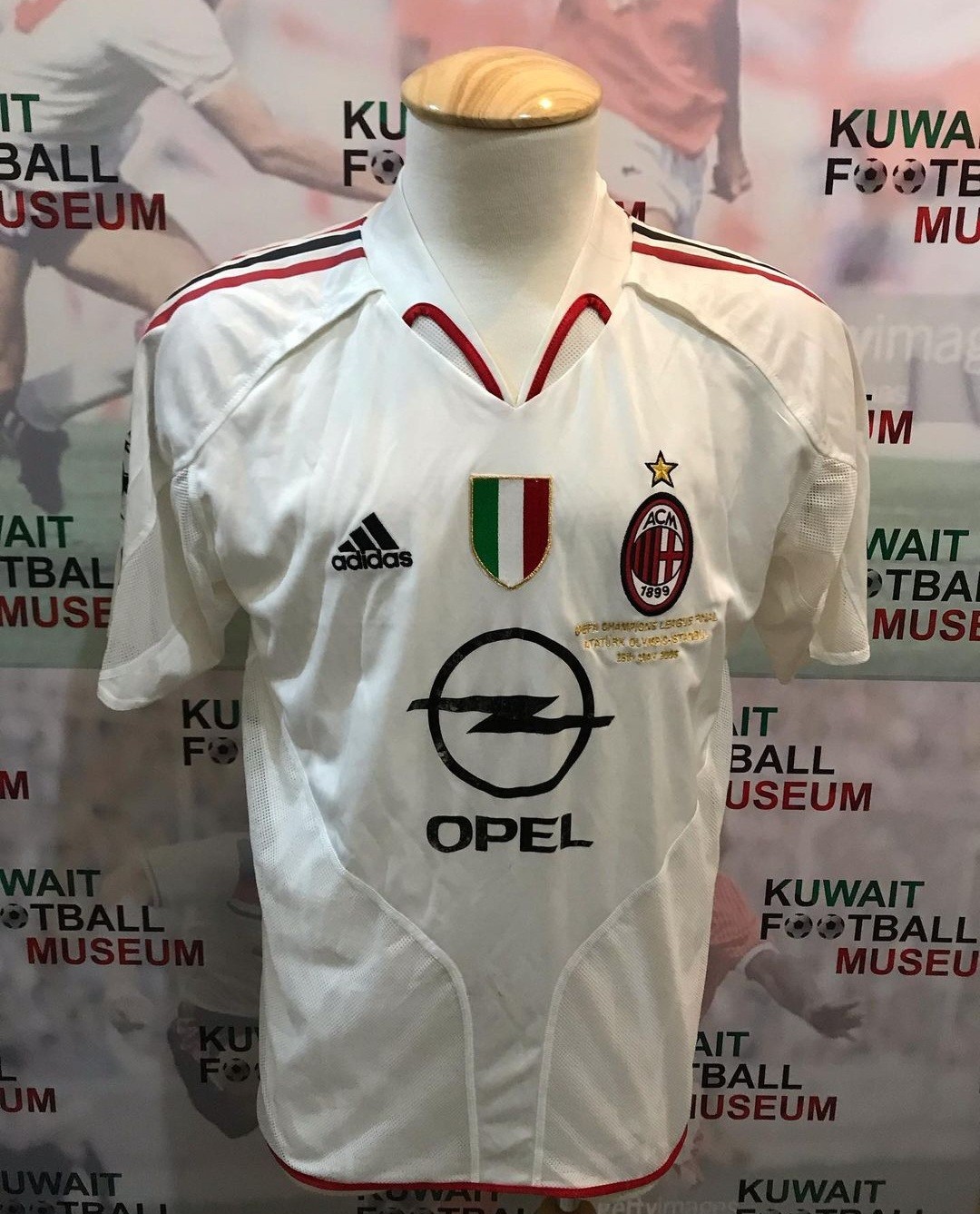 Equipación especial de Milan 04-05
