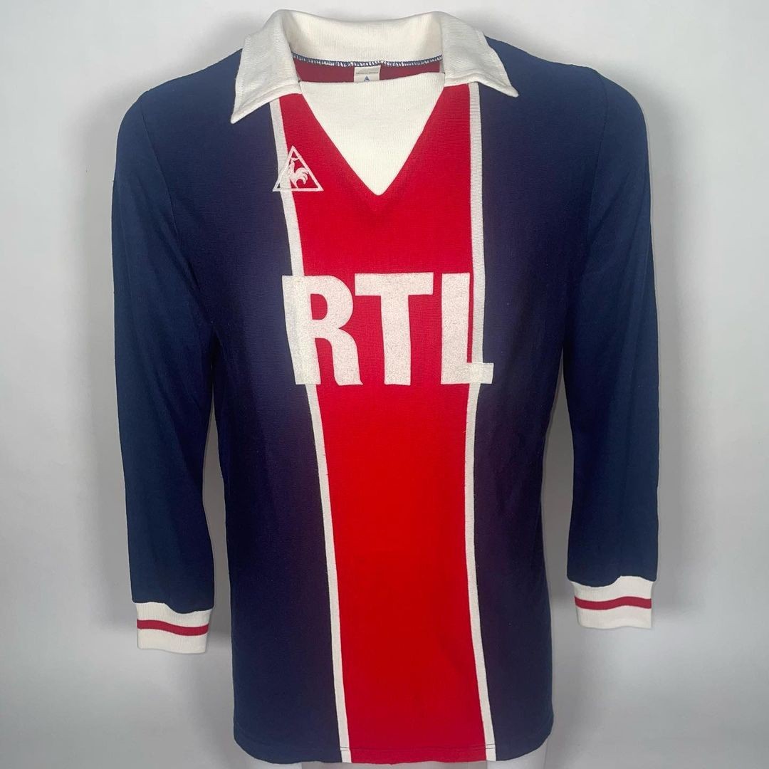 Segunda equipación de Paris Saint-Germain 84-85