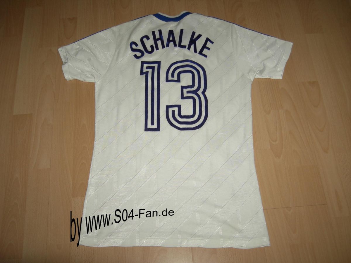 Schalke 04 82-83 Visitante 2