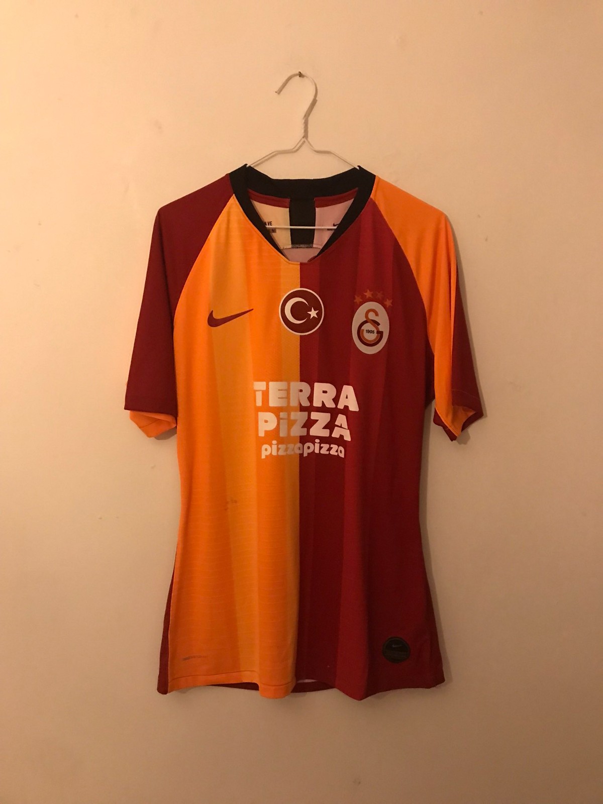 Primera equipación de Galatasaray 19-20