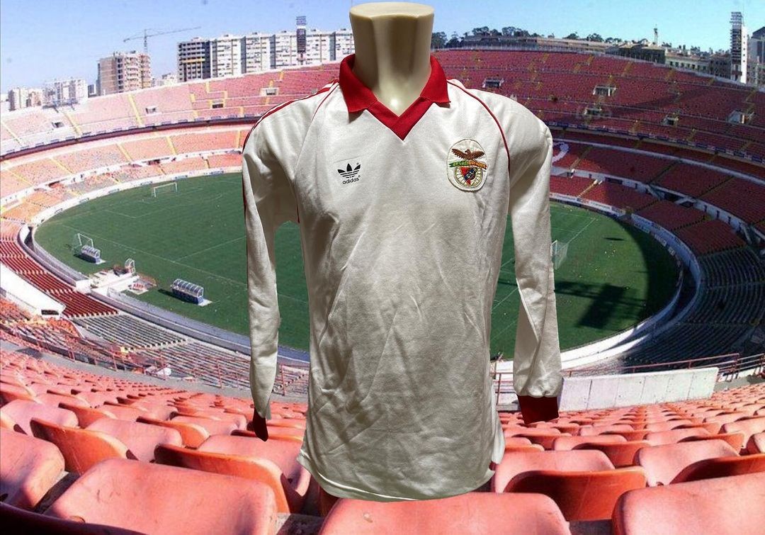 Segunda equipación de Benfica 82-83
