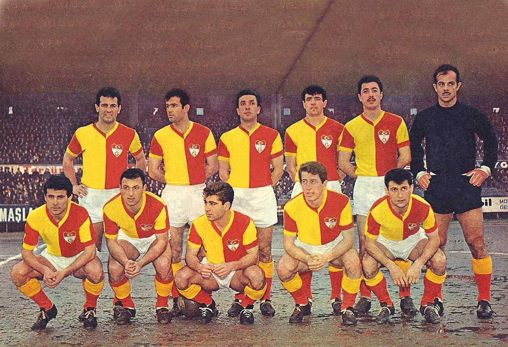Primera equipación de Galatasaray 65-66