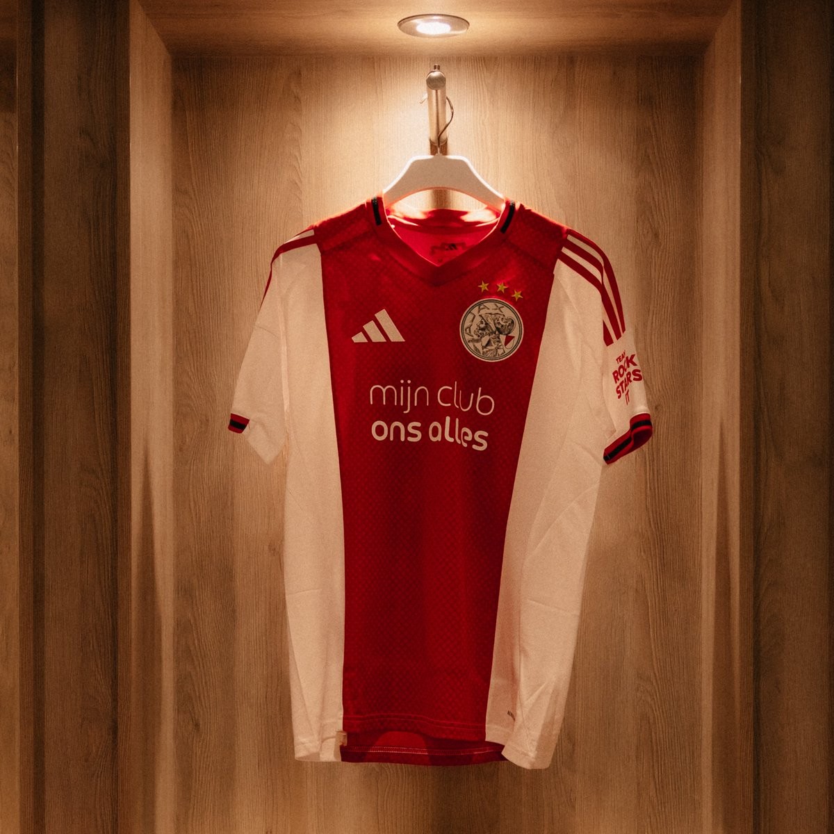 Primera equipación de Ajax 25-26