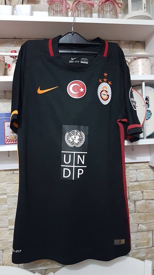Segunda equipación de Galatasaray 15-16