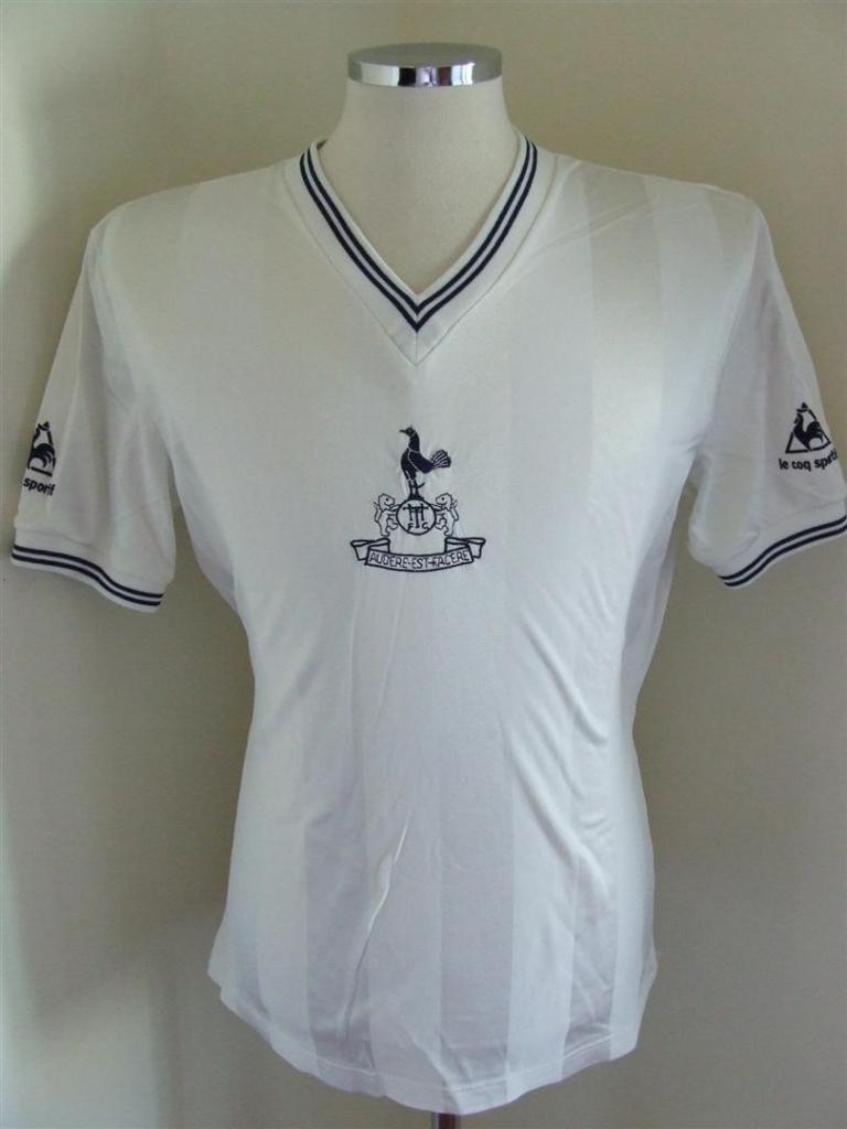Primera equipación de Tottenham 84-85