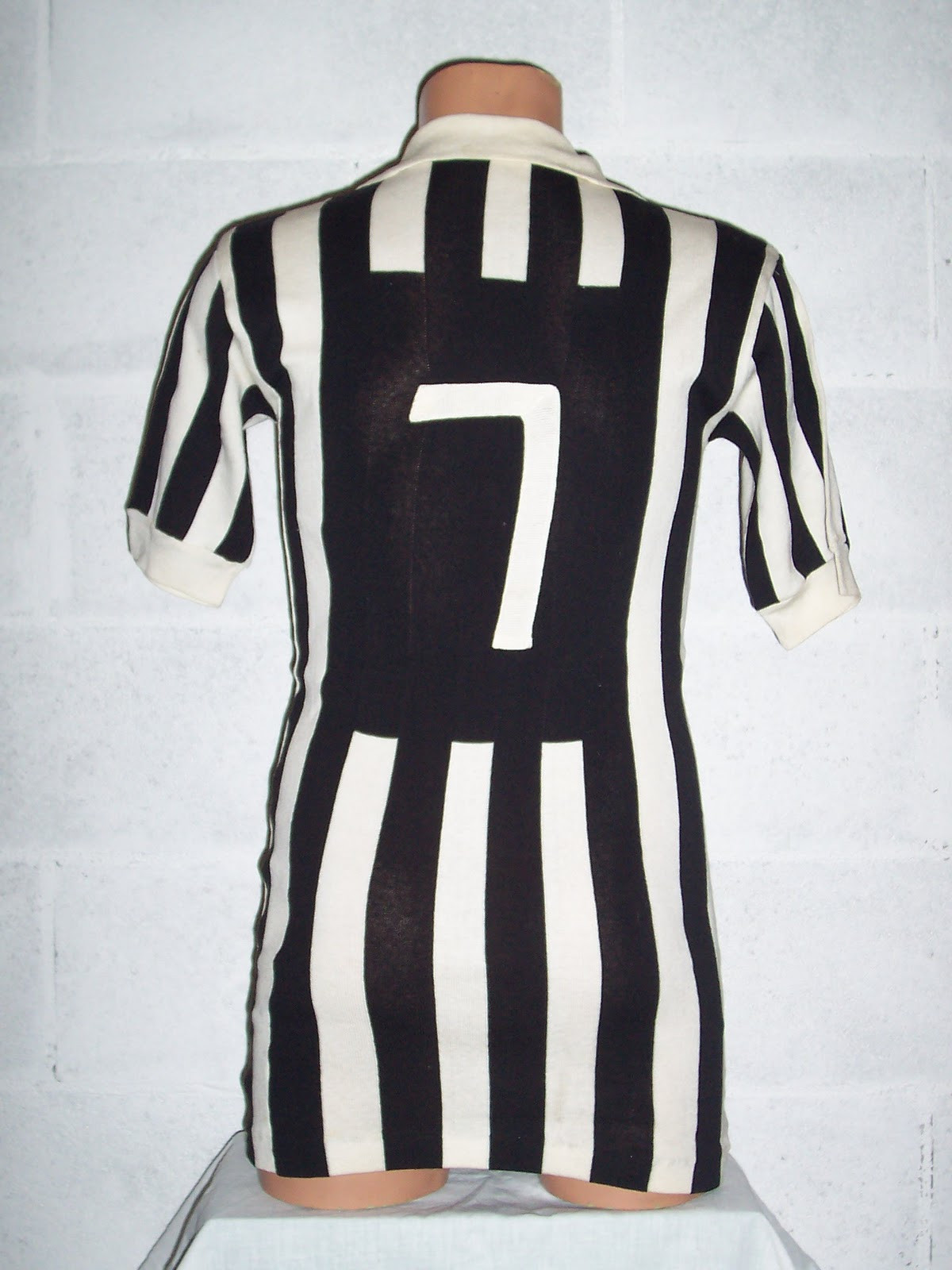 Primera equipación de Juventus 81-82