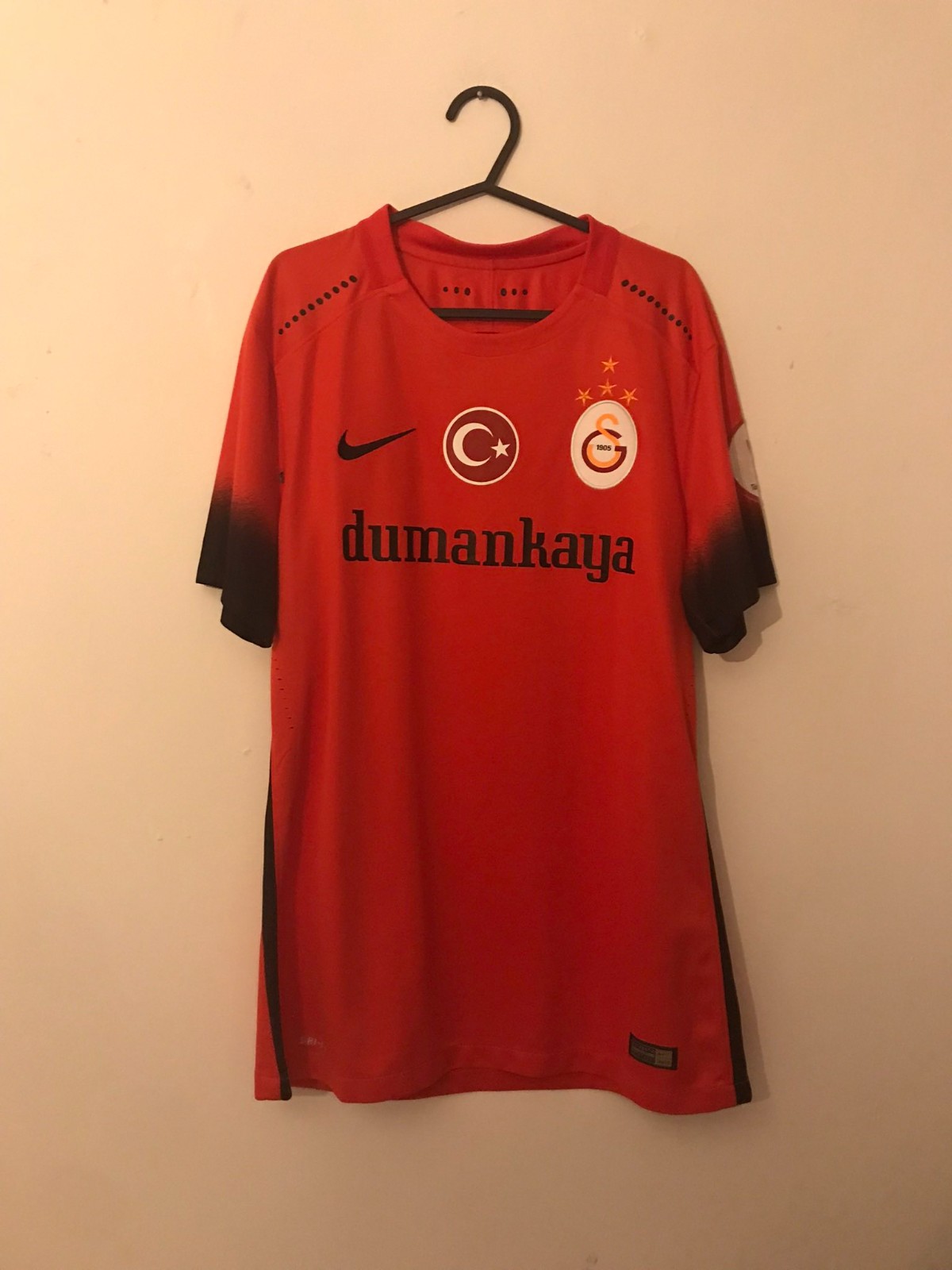 Tercera equipación de Galatasaray 15-16