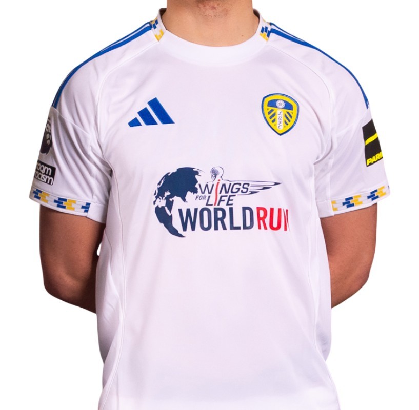 Primera equipación de Leeds 25-26
