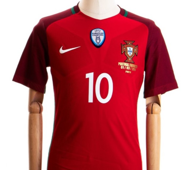 Primera equipación de Portugal 16-17