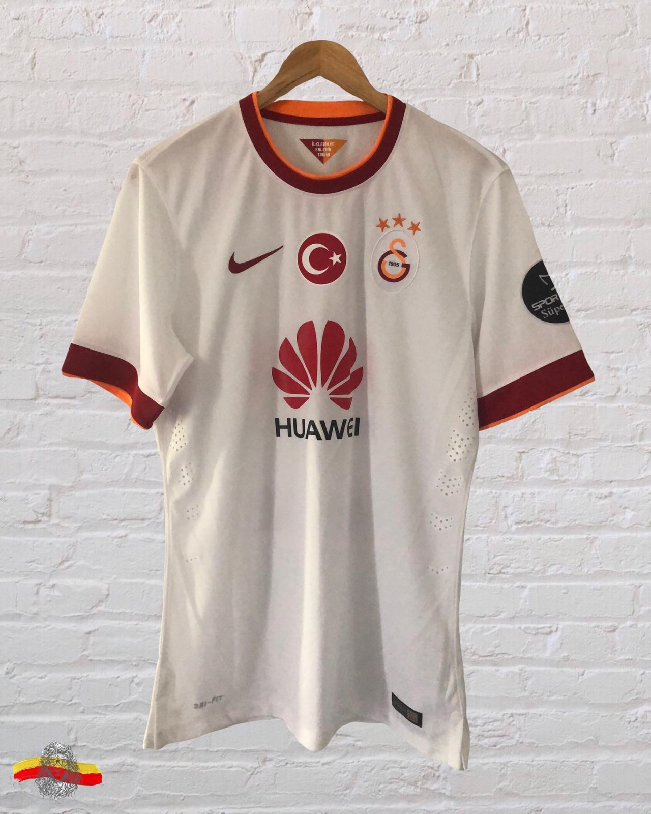 Segunda equipación de Galatasaray 14-15