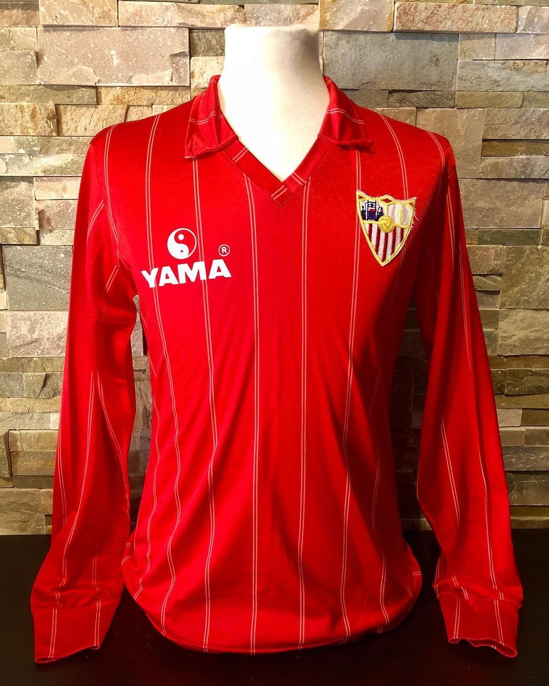 Segunda equipación de Sevilla FC 83-84