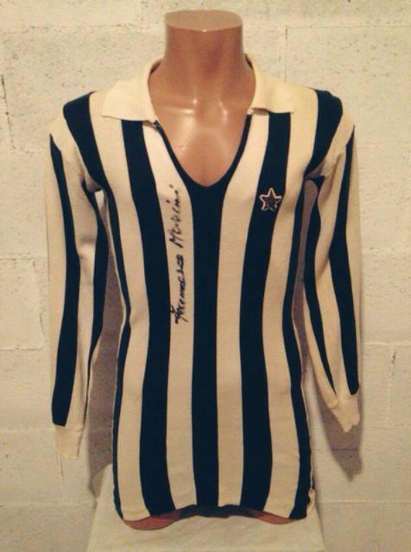 Primera equipación de Juventus 76-77