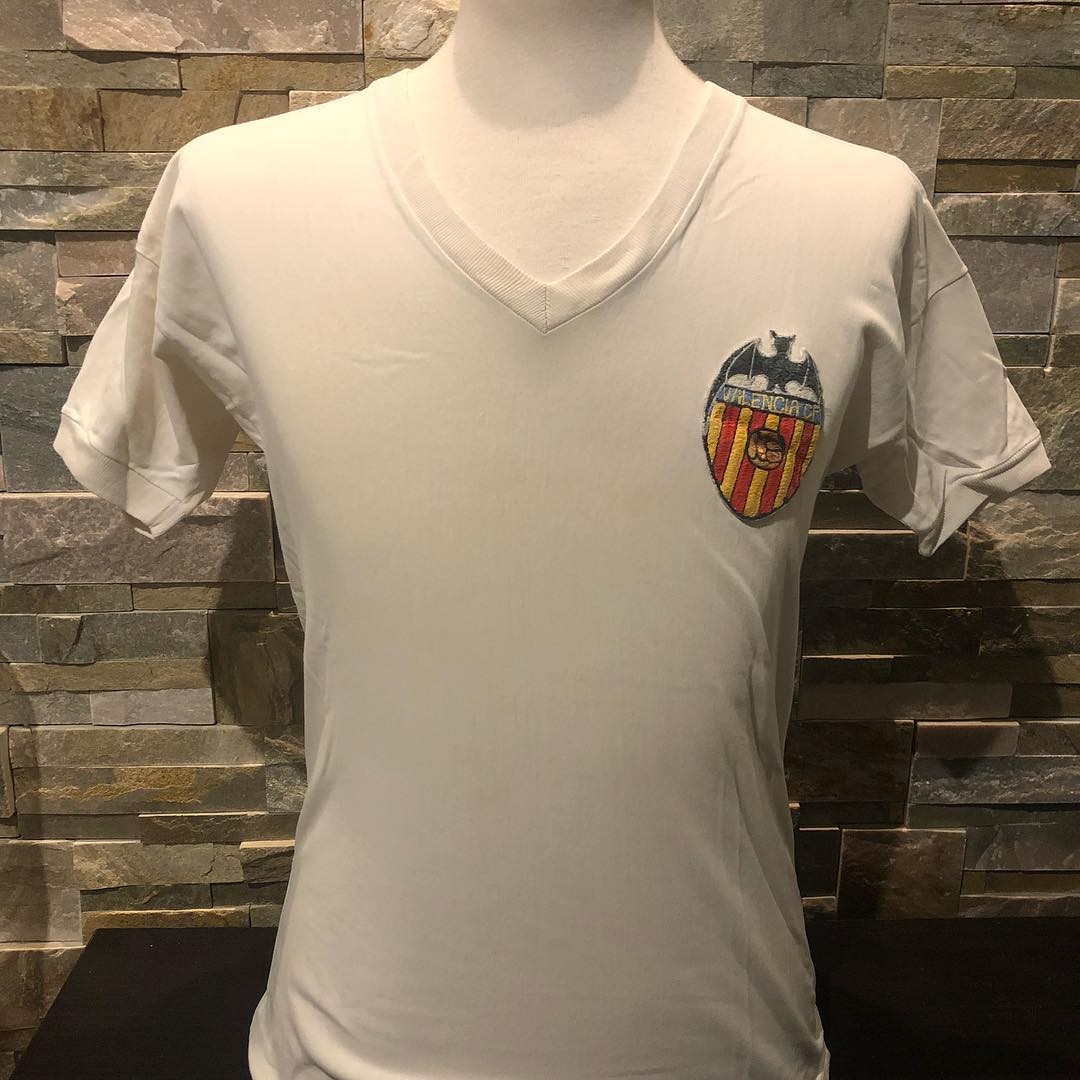 Primera equipación de Valencia 75-76