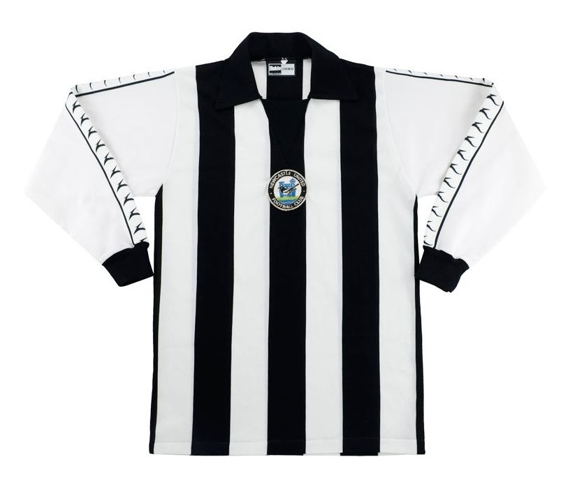 Primera equipación de Newcastle 76-77
