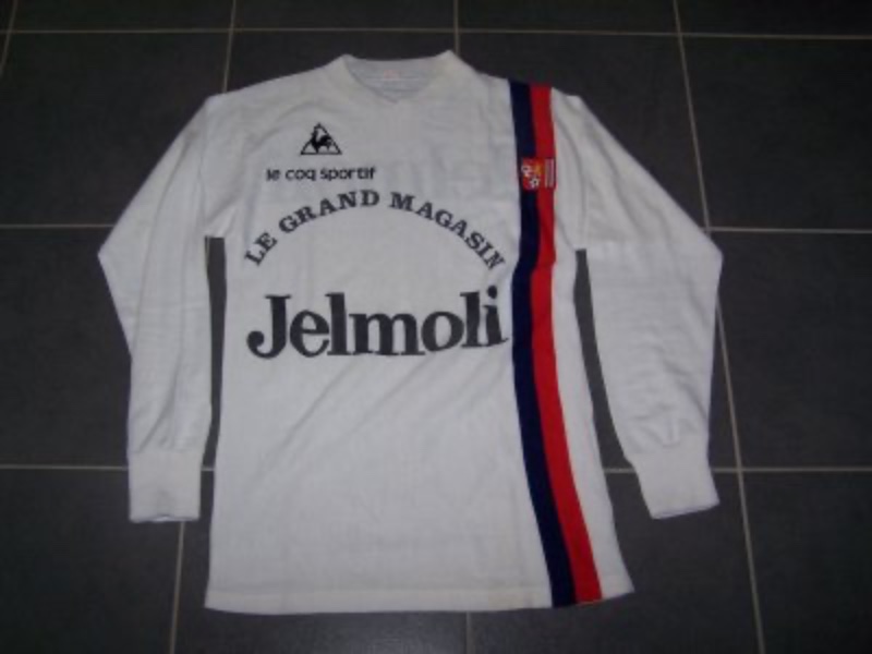 Primera equipación de Olympique de Lyon 75-76