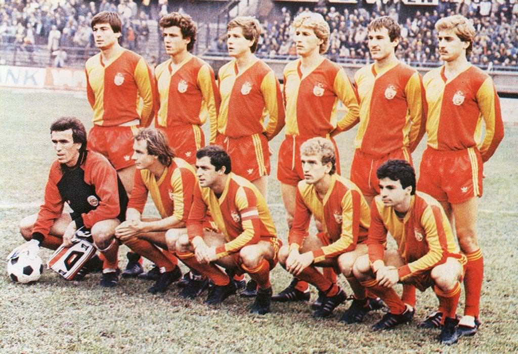 Primera equipación de Galatasaray 84-85