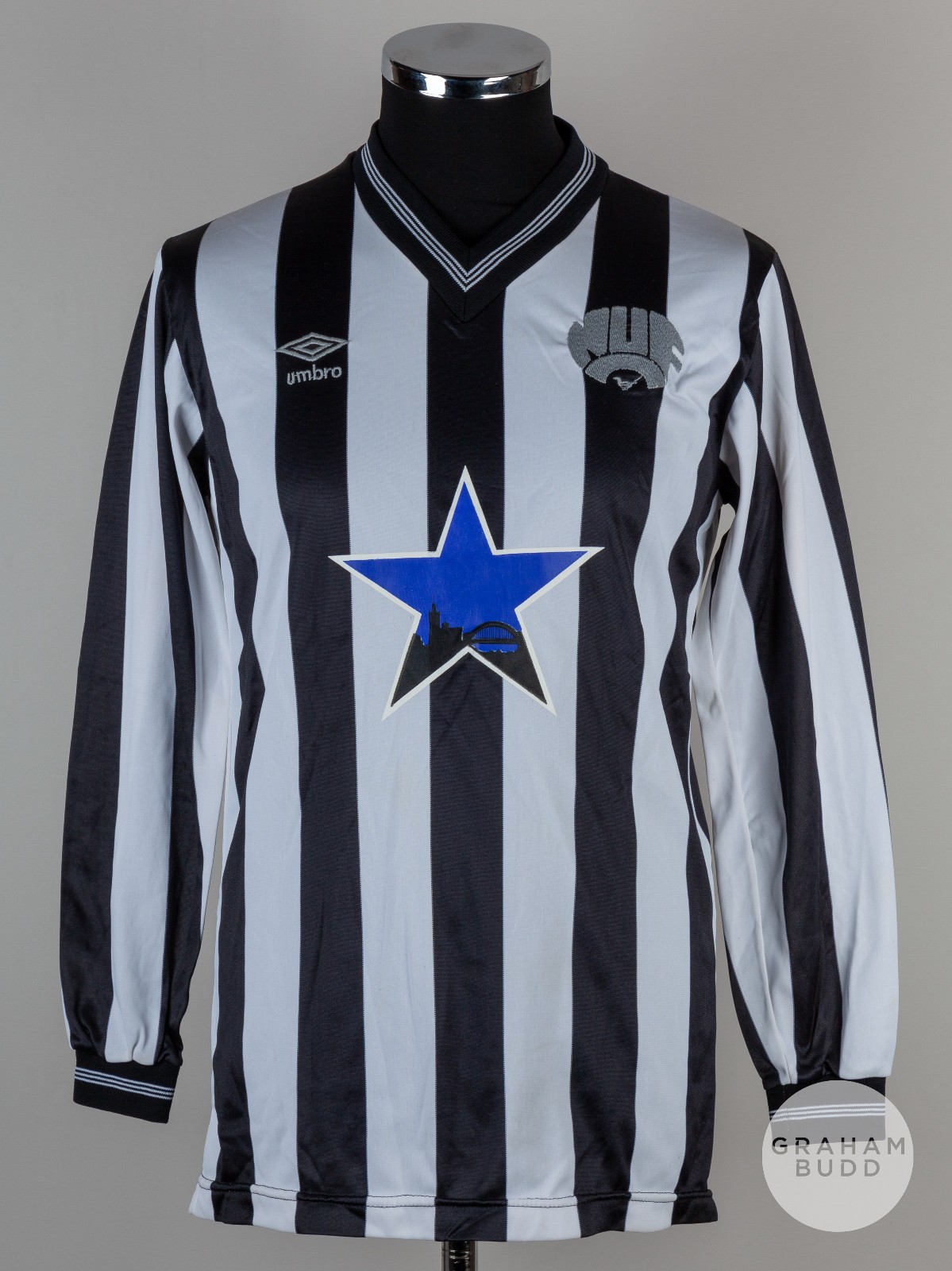 Primera equipación de Newcastle 83-84