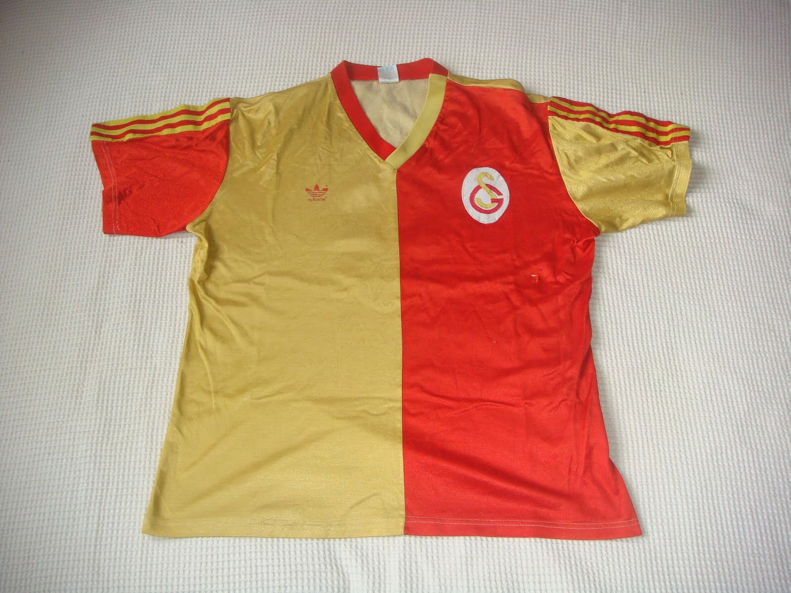 Primera equipación de Galatasaray 85-86