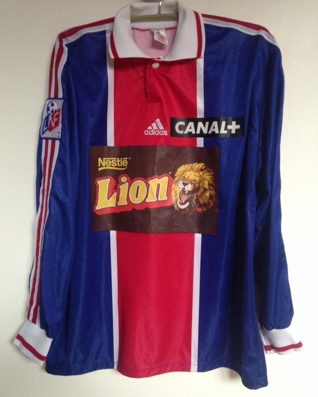 Primera equipación de Paris Saint-Germain 98-99