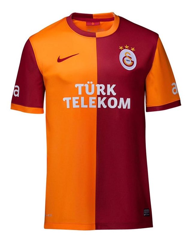 Primera equipación de Galatasaray 13-14
