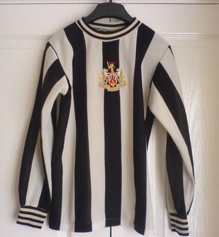 Primera equipación de Newcastle 74-75