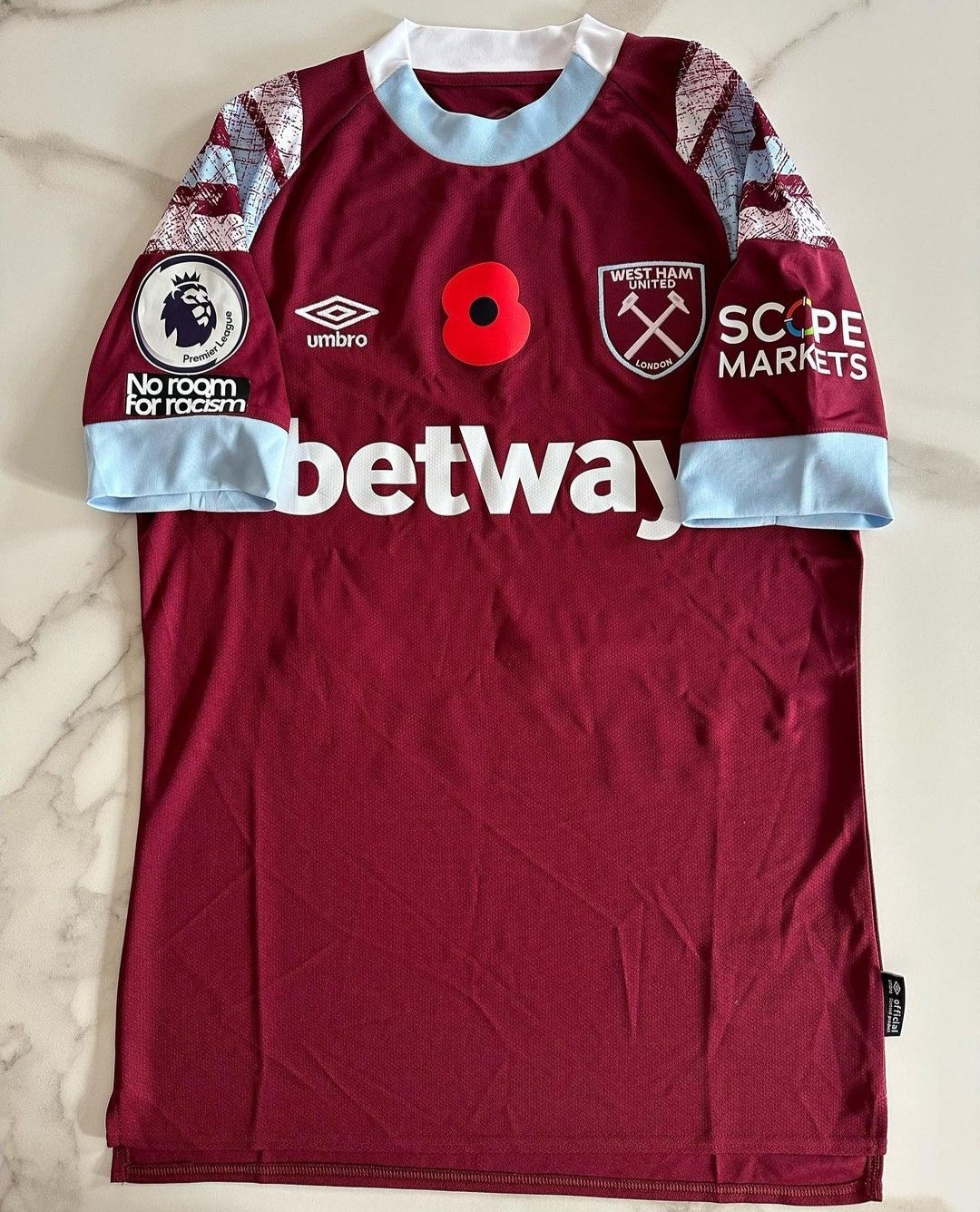 Primera equipación de West Ham United 22-23