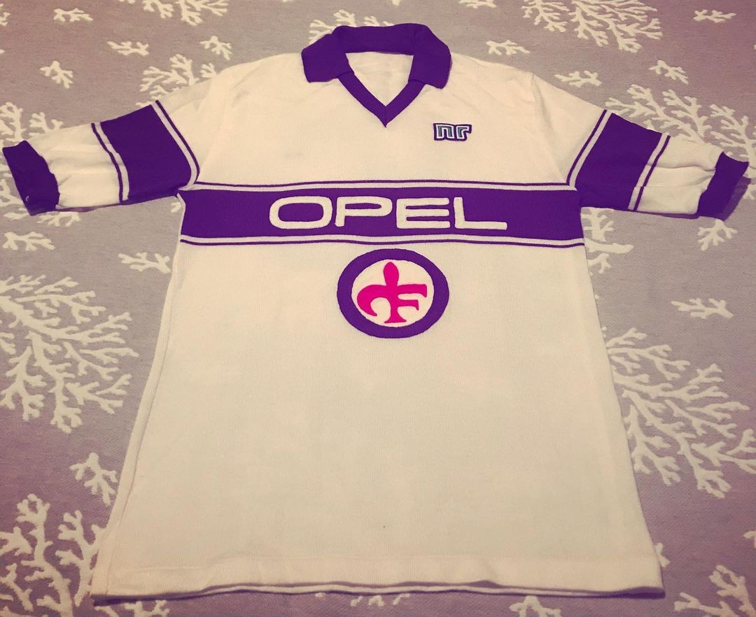 Segunda equipación de Fiorentina 83-84