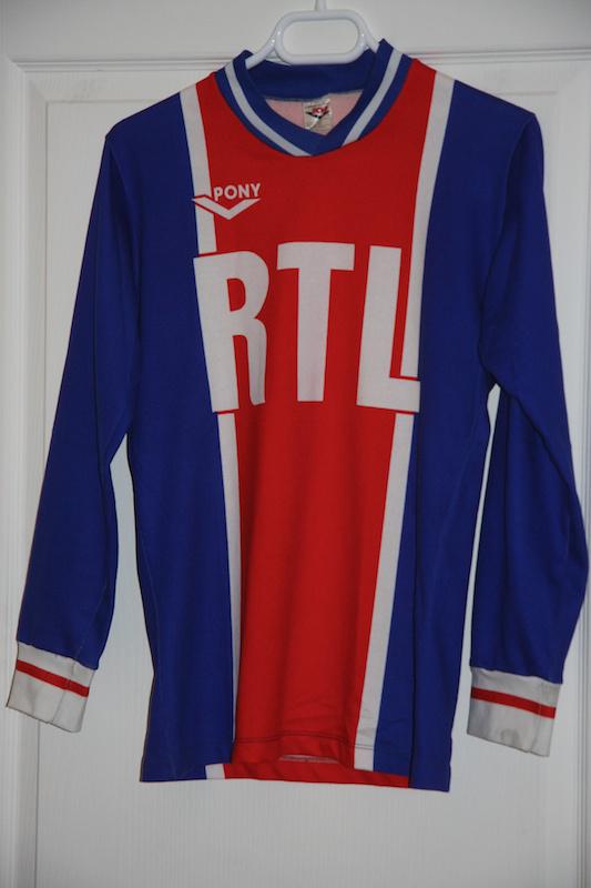 Primera equipación de Paris Saint-Germain 77-78