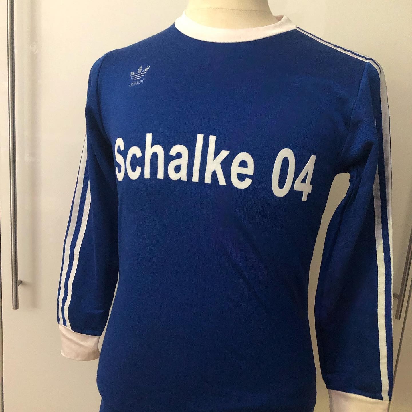Primera equipación de Schalke 04 75-76