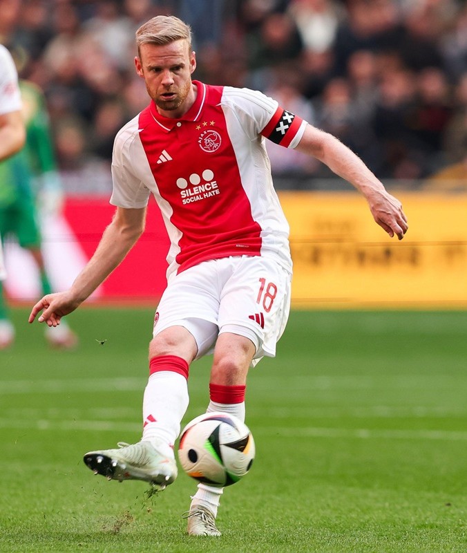 Ajax Amsterdam 24-25 Local 4