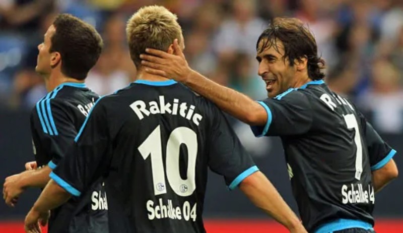 Schalke 04 10-11 Visitante 2