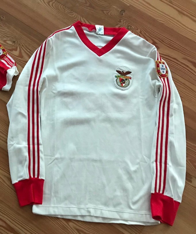 Segunda equipación de Benfica 77-78