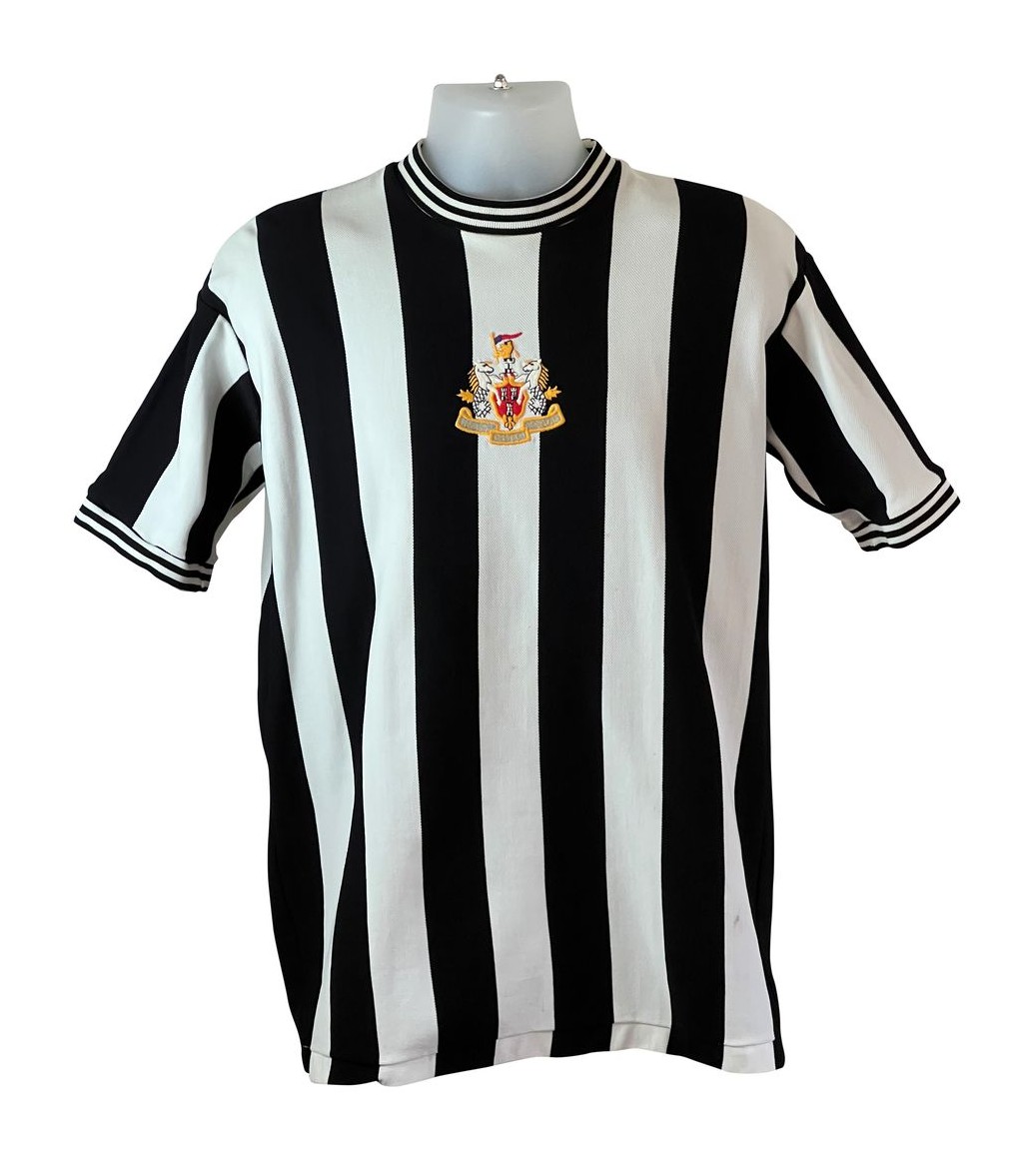 Primera equipación de Newcastle 73-74