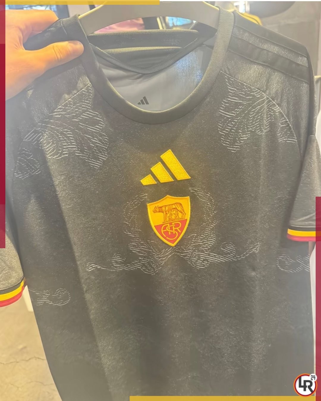 Tercera equipación de Roma 26-27