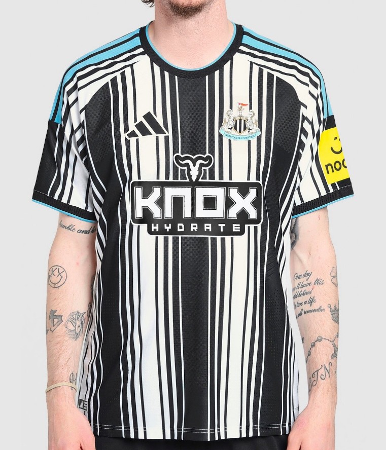 Primera equipación de Newcastle 26-27