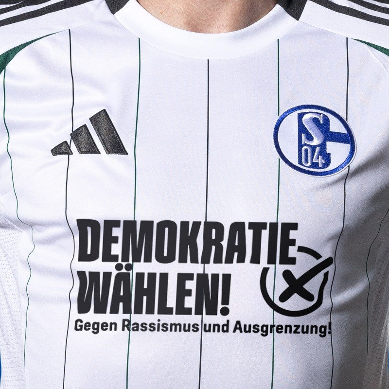 Schalke 04 24-25 Visitante 3