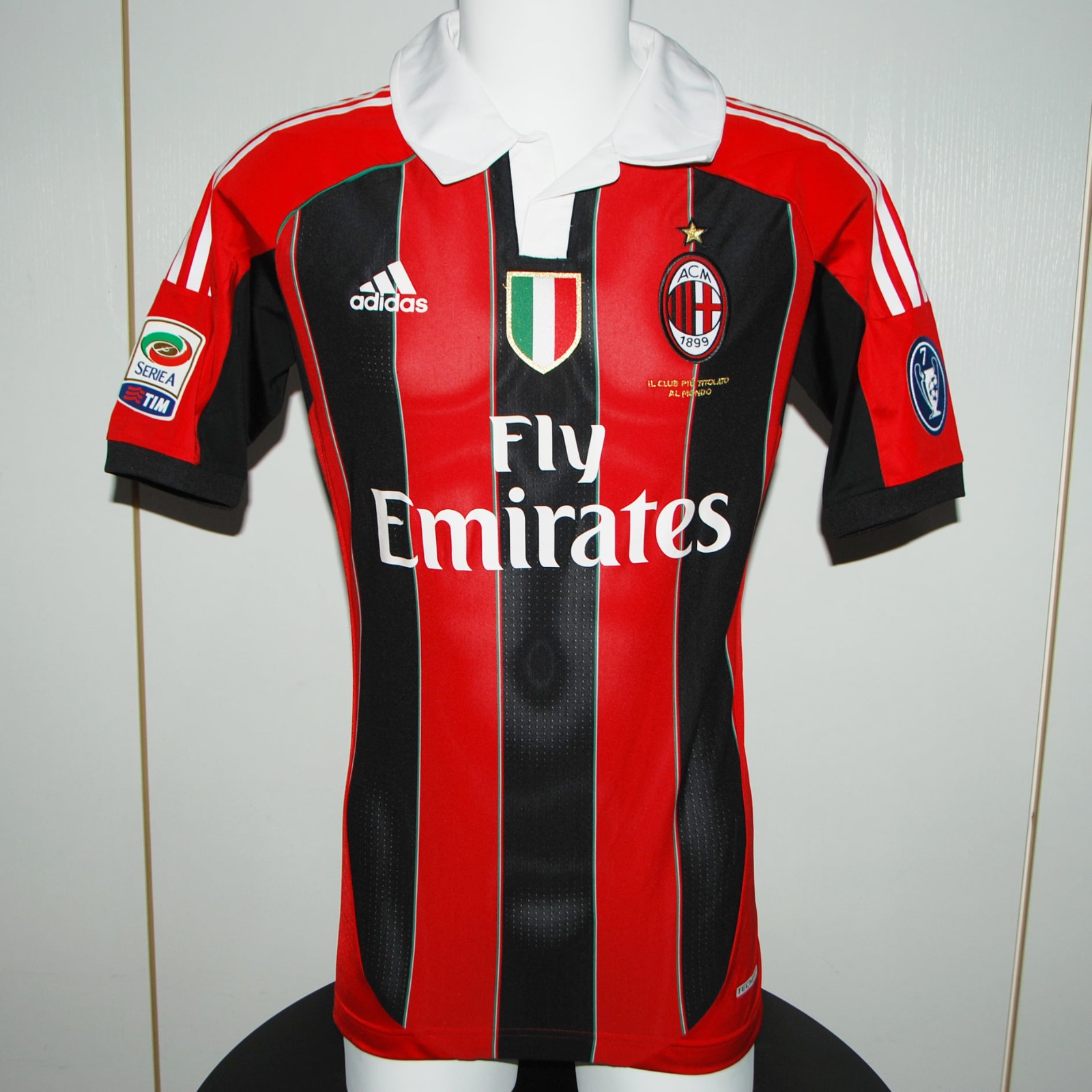 Primera equipación de Milan 11-12