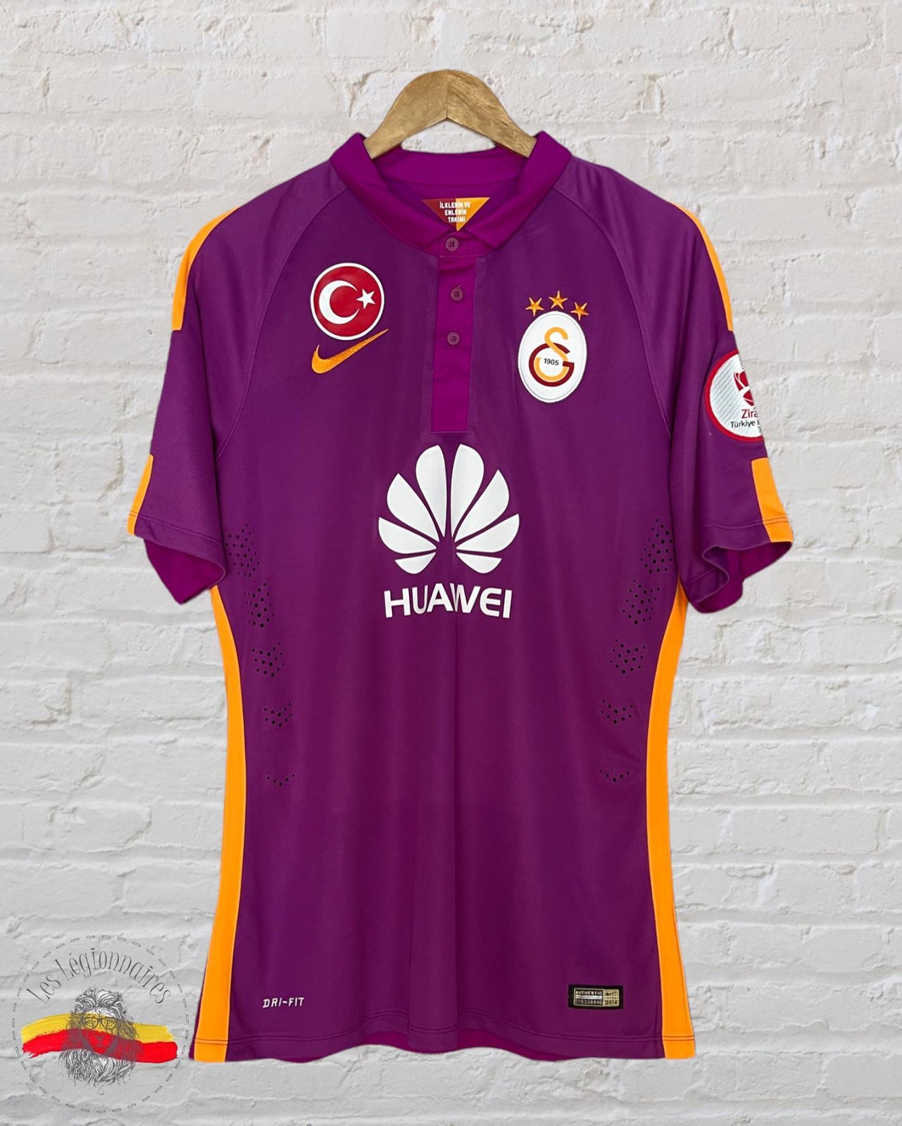 Tercera equipación de Galatasaray 14-15